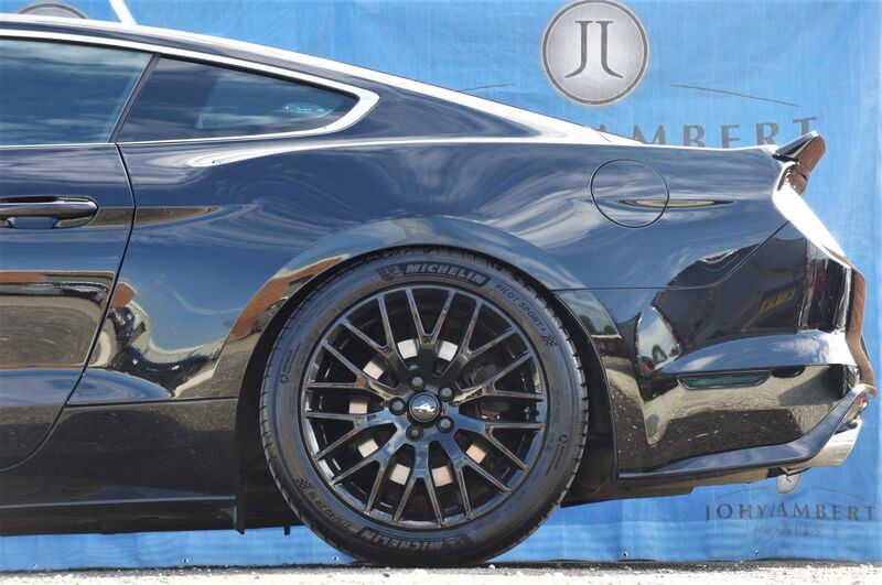 FORD MUSTANG